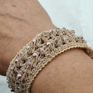 bracciale artigianale all'uncinetto
